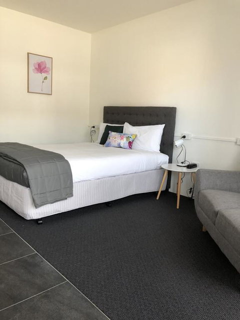 Commodore Motor Inn - Accommodation Cairns 2