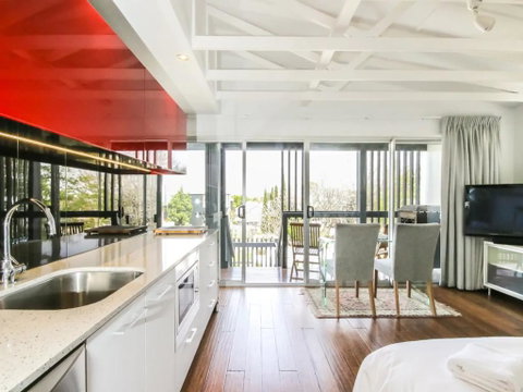 Cool Architect-Designed Studio Close To CBD - Accommodation Cairns 3