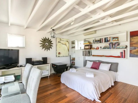 Cool Architect-Designed Studio Close To CBD - Accommodation Cairns 0