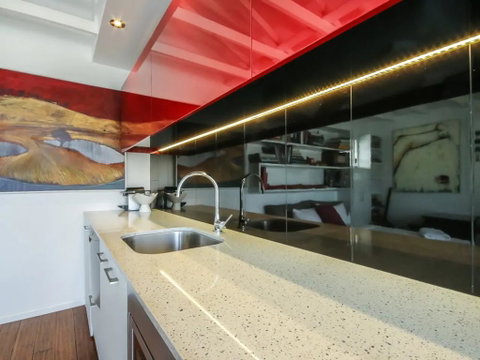 Cool Architect-Designed Studio Close To CBD - Accommodation Cairns 2