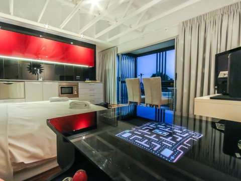 Cool Architect-Designed Studio Close To CBD - Accommodation Cairns 1