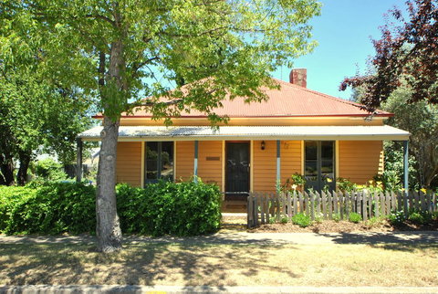 Cooma Cottage - Accommodation Cairns 0