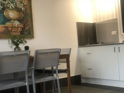 Coonawarra Cabins Unit A - Accommodation Cairns 3