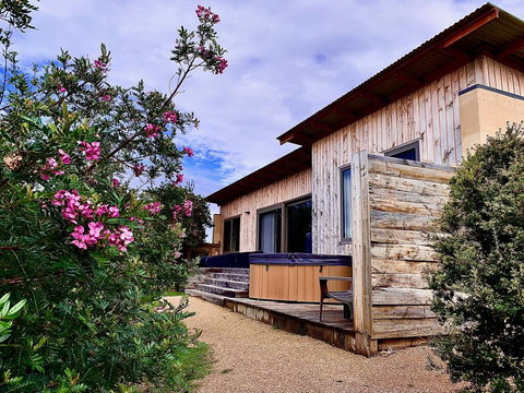 Coopers Ocean Cabin And Jacuzzi - Accommodation Cairns 1
