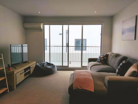 Cosy Modern Apartment In Brunswick - Accommodation Cairns 0