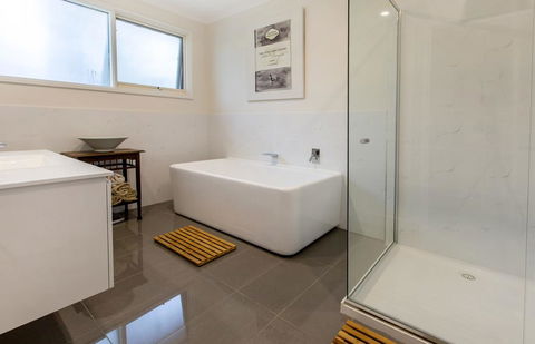 COUNTRY MEETS THE BAY - MOUNT ELIZA - Accommodation Cairns 1
