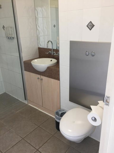 Country Roads Motor Inn Dysart - Accommodation Cairns 2