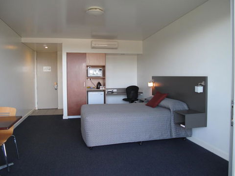 Country Roads Motor Inn Dysart - Accommodation Cairns 0