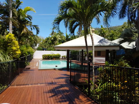 Crazy About Cairns Resort Living - 6 Bedrooms - Accommodation Cairns 1