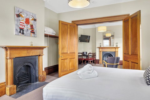 Cromwell Apartment - 3 Red Doors Battery Point - Accommodation Cairns 3