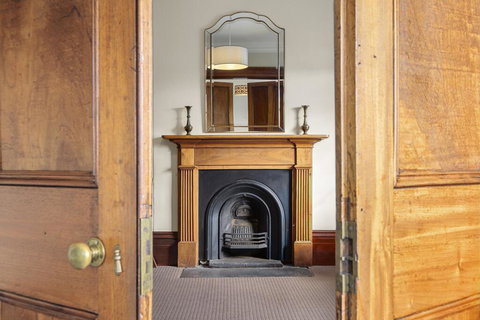 Cromwell Apartment - 3 Red Doors Battery Point - Accommodation Cairns 2