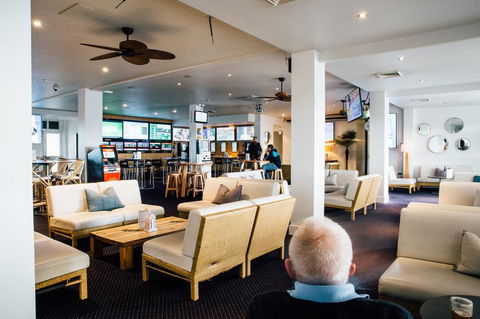 Crossroads Hotel - Accommodation Cairns 2