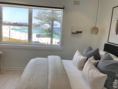D'Luxe Designer Den Bondi-Ocean View Apartment - Accommodation Cairns 0