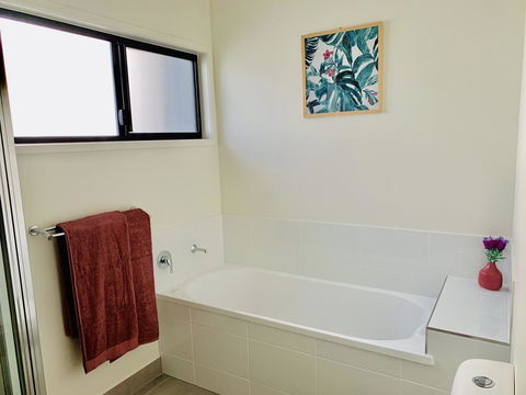 DAYDREAMING Airlie Beach, Water Views & Only 200m To Boardwalk. - Accommodation Cairns 3