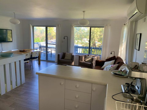 Dolphin Dreaming - 16 Dolphin Avenue - Accommodation Cairns 3