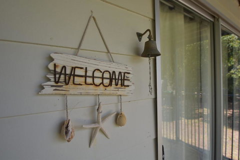 Dolphin Dreaming - 16 Dolphin Avenue - Accommodation Cairns 1