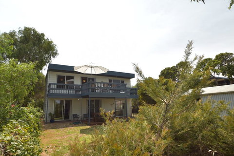 Dolphin Dreaming - 16 Dolphin Avenue - Accommodation Cairns 0