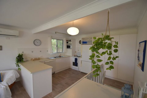 Dolphin Dreaming - 16 Dolphin Avenue - Accommodation Cairns 2