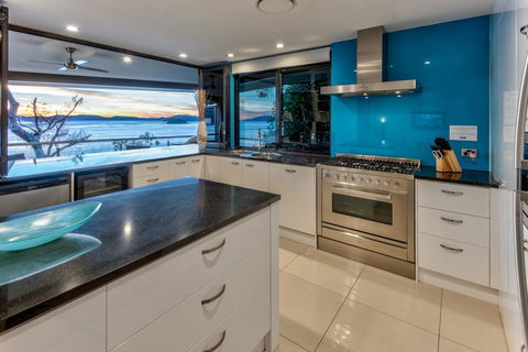 Edge 2 Ocean Front Luxury 3 Bedroom Split Level Spacious With Sofa Bed + Buggy - Accommodation Cairns 3