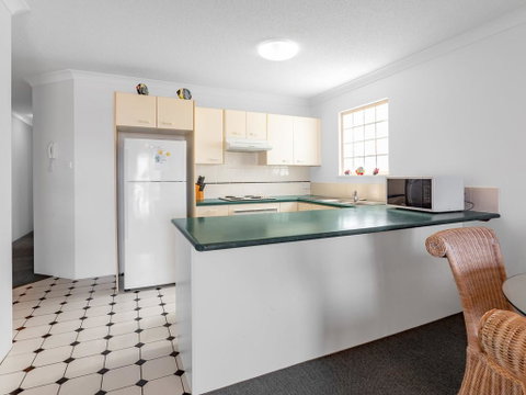 Emerald Shores Unit 6, 8 Orvieto Terrace, Kings Beach - Accommodation Cairns 2