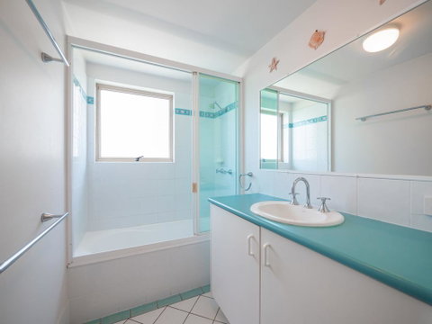 Emerald Shores Unit 6, 8 Orvieto Terrace, Kings Beach - Accommodation Cairns 1
