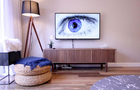 EVOLVE Near Adelaide CBD - Netflix / Wine / Lock Up Garage! - Accommodation Cairns 1