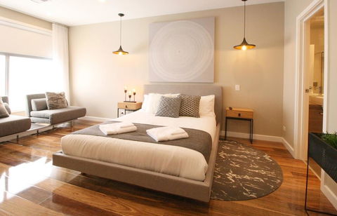 EVOLVE Near Adelaide CBD - Netflix / Wine / Lock Up Garage! - Accommodation Cairns 0