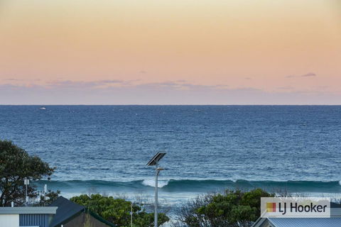 EXCLUSIVE OCEAN VIEW PENTHOUSE ON MARINE PARADE - Accommodation Cairns 1
