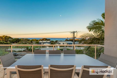 EXCLUSIVE OCEAN VIEW PENTHOUSE ON MARINE PARADE - Accommodation Cairns 0