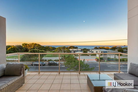 EXCLUSIVE OCEAN VIEW PENTHOUSE ON MARINE PARADE - Accommodation Cairns 3
