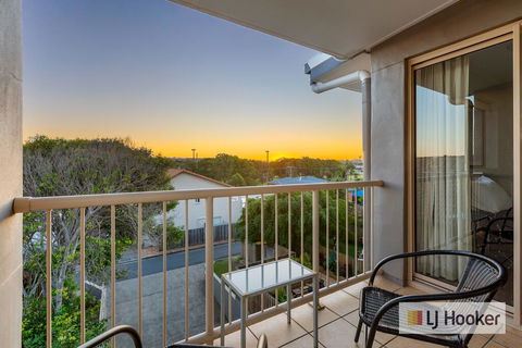 EXCLUSIVE OCEAN VIEW PENTHOUSE ON MARINE PARADE - Accommodation Cairns 2