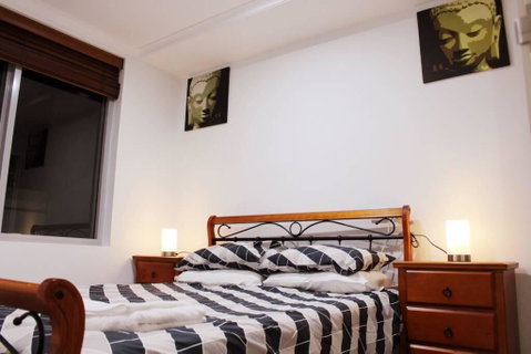 Executively Styled 2 Bed, 2 Bath, Perfect Location - Accommodation Cairns 3