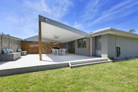 Fairway Views Pet Friendly house with WiFi AC Heating walk to beach