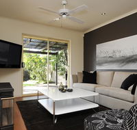 Feathers Serviced Townhouse - Accommodation Cairns