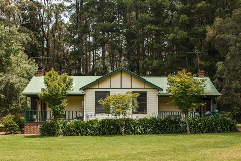 Federation Gardens & Possums Hideaway - Accommodation Cairns 0
