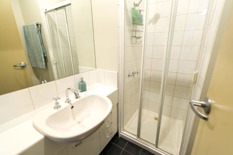 Flinders Lane Superior Studio Apartment - Accommodation Cairns 2