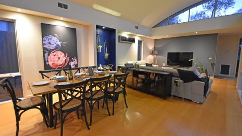 FLORENCE HOUSE Sundrenched Luxury With Pool & Deck - Accommodation Cairns 3