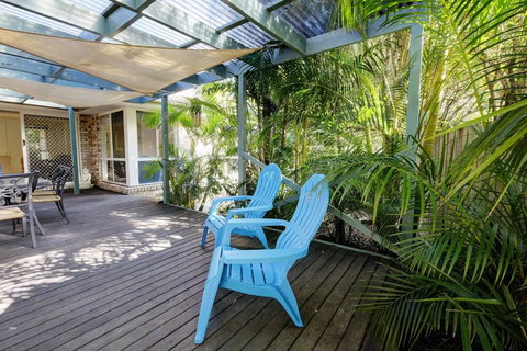 FRANGIPANI BEACH HOUSE - PET FRIENDLY 22 Belbourie Cres Boomerang Beach - Accommodation Cairns 3