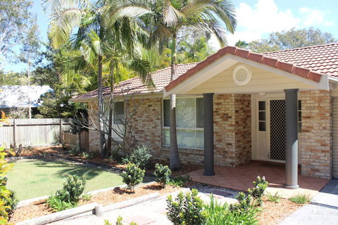 FRANGIPANI BEACH HOUSE - PET FRIENDLY 22 Belbourie Cres Boomerang Beach - Accommodation Cairns 0