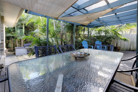FRANGIPANI BEACH HOUSE - PET FRIENDLY 22 Belbourie Cres Boomerang Beach - Accommodation Cairns 2