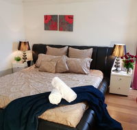 GIRLS ONLY. Large bedroom with KING bed close to everything - Accommodation Cairns