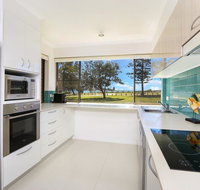 Golden Shores Unit 1 21 Landsborough Parade - Accommodation Cairns