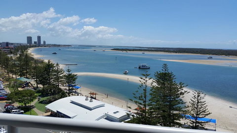 Grand Hotel Ocean View Apartment Labrador - Accommodation Cairns 0