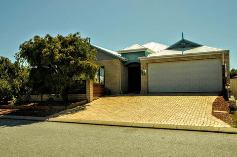 Halls Head Holiday Home - Accommodation Cairns 1