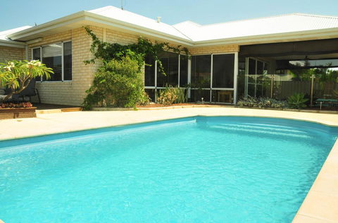 Halls Head Holiday Home - Accommodation Cairns 0