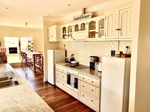 Harry Scotts Farmhouse At Vineyard - Accommodation Cairns 2