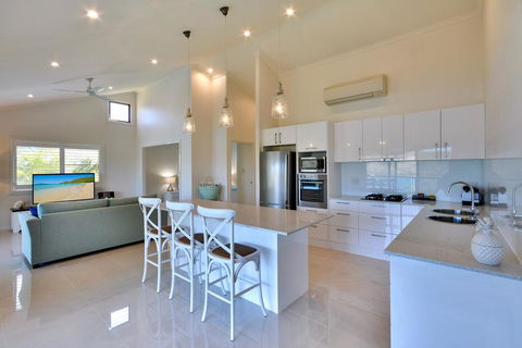 Heliconia Grove On Hamilton Island - Accommodation Cairns 3