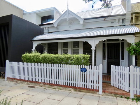 Heritage Luxury 3BR Cottage On Halifax - Accommodation Cairns 0