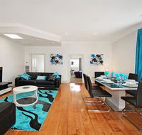 Hidden Gem in Cafe Strip Chadstone  King Bed - Accommodation Cairns