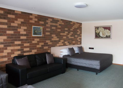 Highway Inn Motel - Accommodation Cairns 0